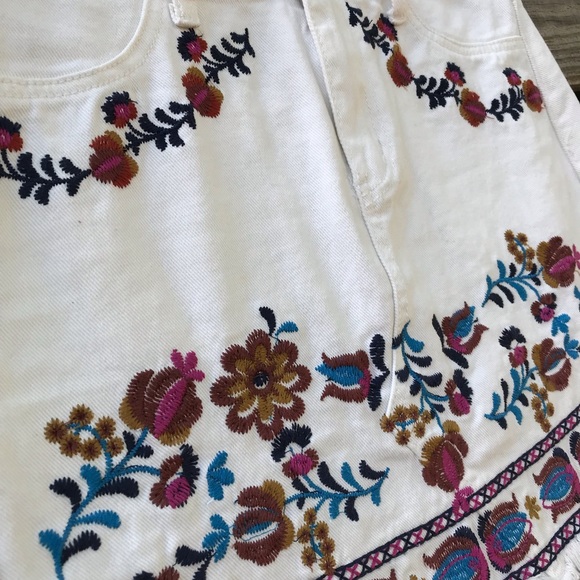 Umgee Women’s Size S Mini Skirt Embroidered White Jean - Picture 7 of 9